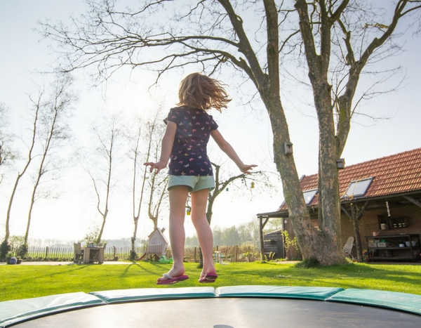 Garten und Kinder: Ideen und Lösungen zur Integration von Spielhaus, Trampolin usw.