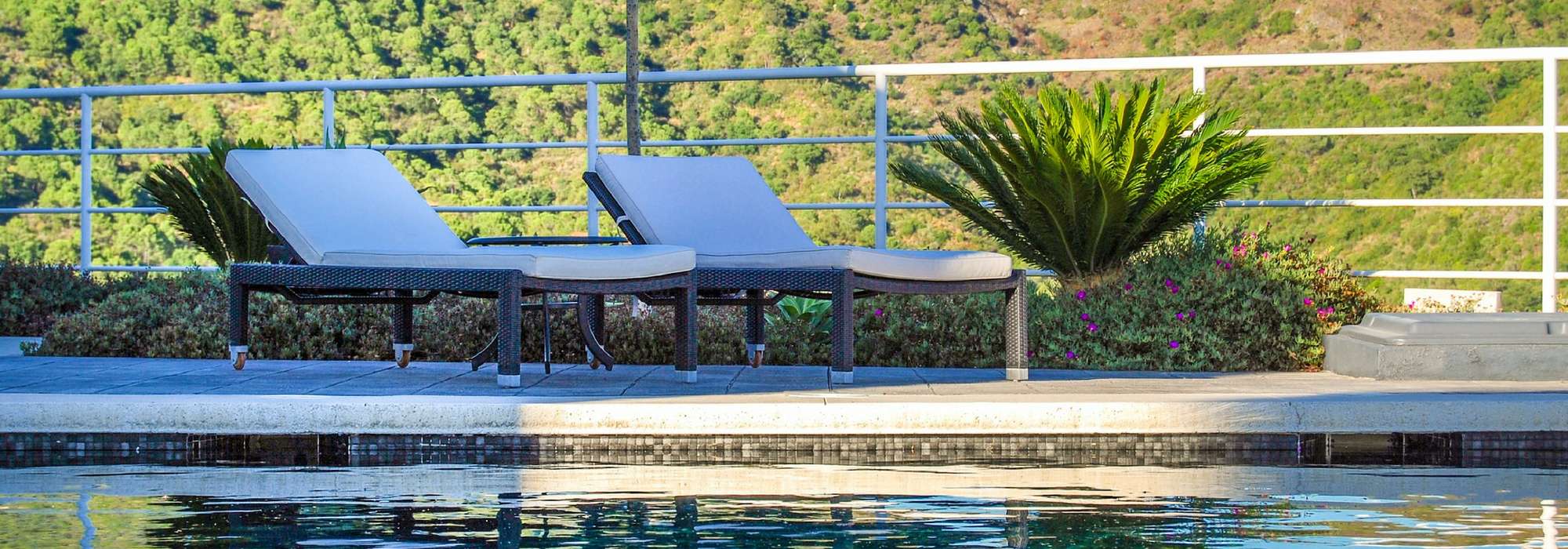 Die Umgebung eines Pools in 5 Stilrichtungen gestalten