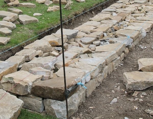 Wie baut man eine Trockenmauer?