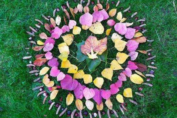 Land Art: Wie gestaltet man ein Herbst-Mandala?