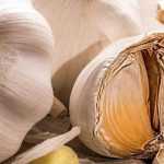 Knoblauchjauche oder Knoblauchbrühe: Rezept und Anwendung im Garten
