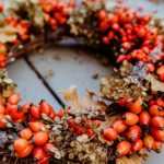 Einen Weihnachtskranz mit Hagebutten basteln