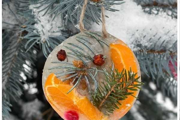 Eine winterliche Außendekoration aus Eis gestalten