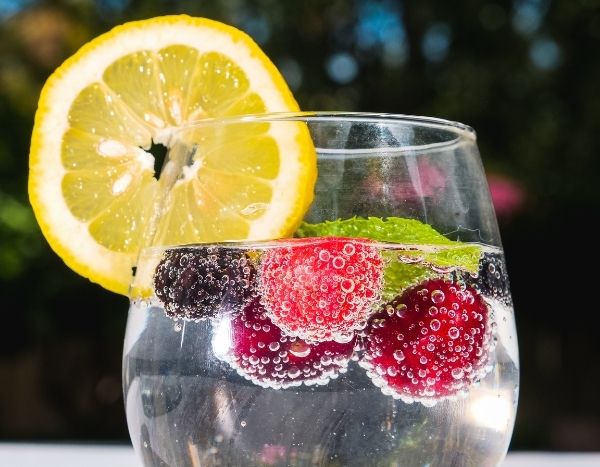 Aromawasser mit Pflanzen und Früchten aus dem Garten?