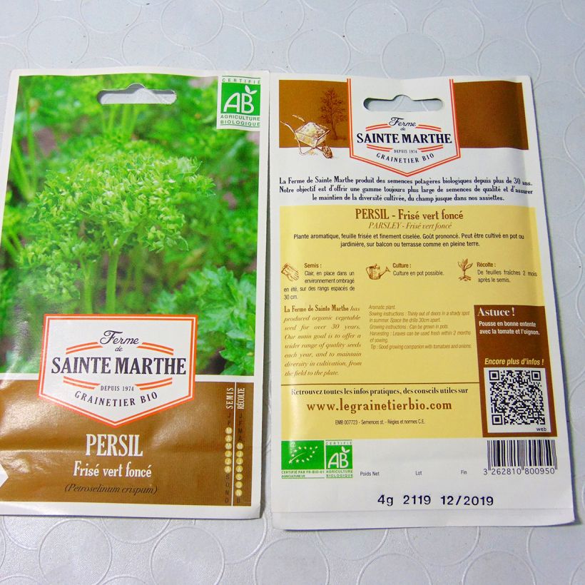 Beispiel eines Exemplars von Garten-Petersilie Vert foncé - Ferme de Sainte Marthe - Petroselinum crispum die Tüte mit 2300 Samen (4g) wie geliefert