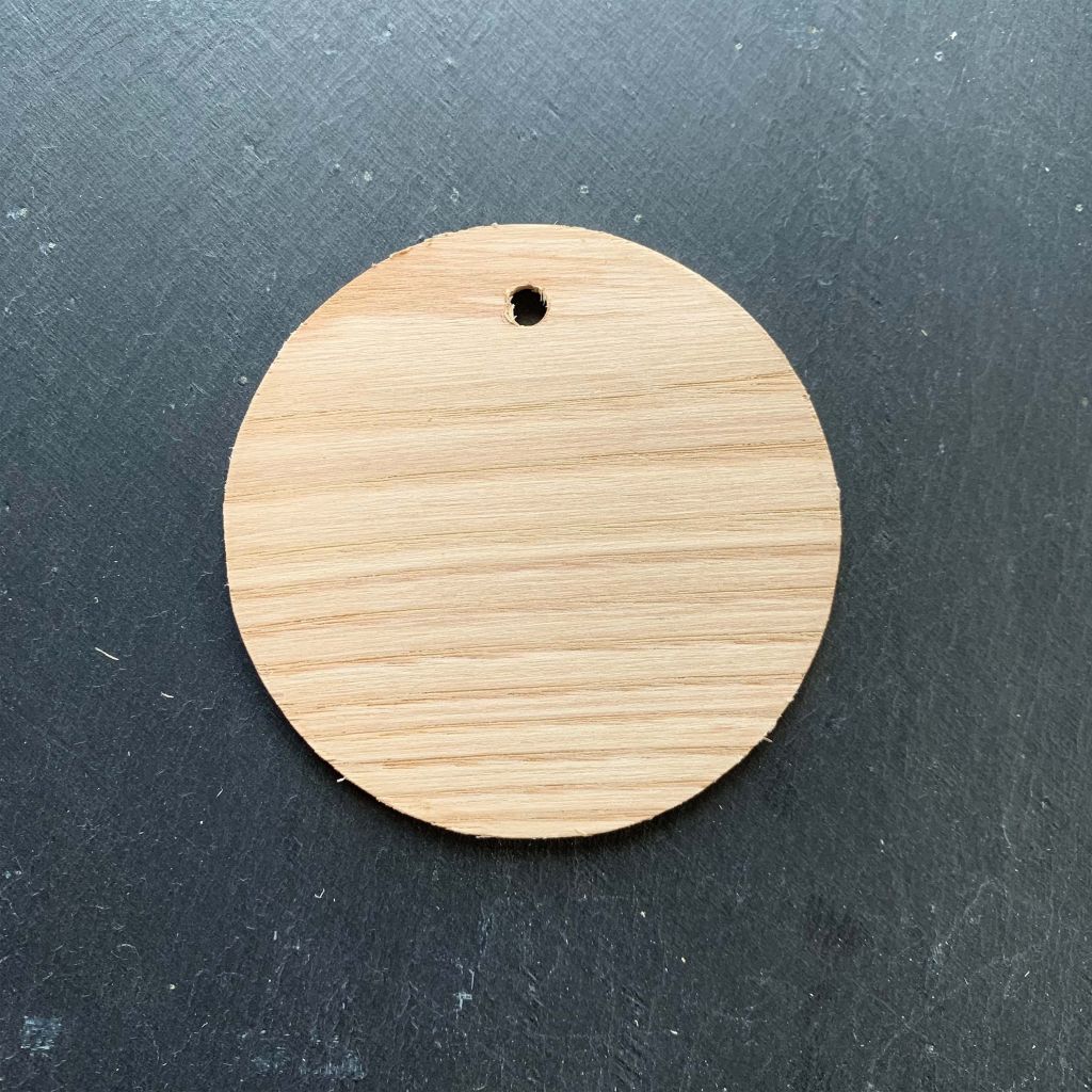 Hängendes rundes Etikett aus Esskastanienholz Ø9cm